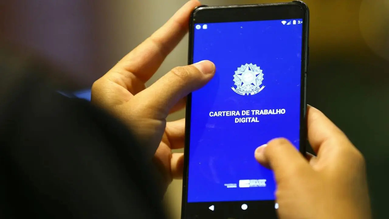 Mercado de trabalho formal cresce 2,6%; serviço público puxa alta
