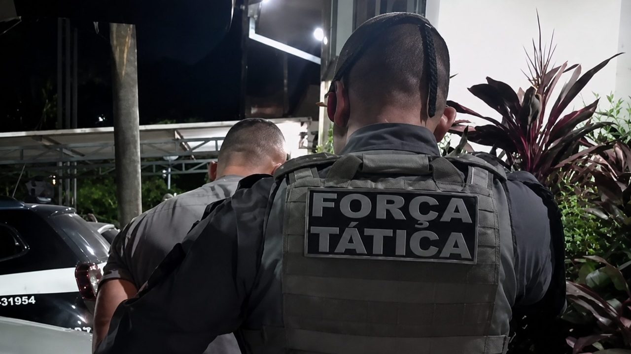 Moto com placa falsa leva à prisão de homem procurado por homicídio