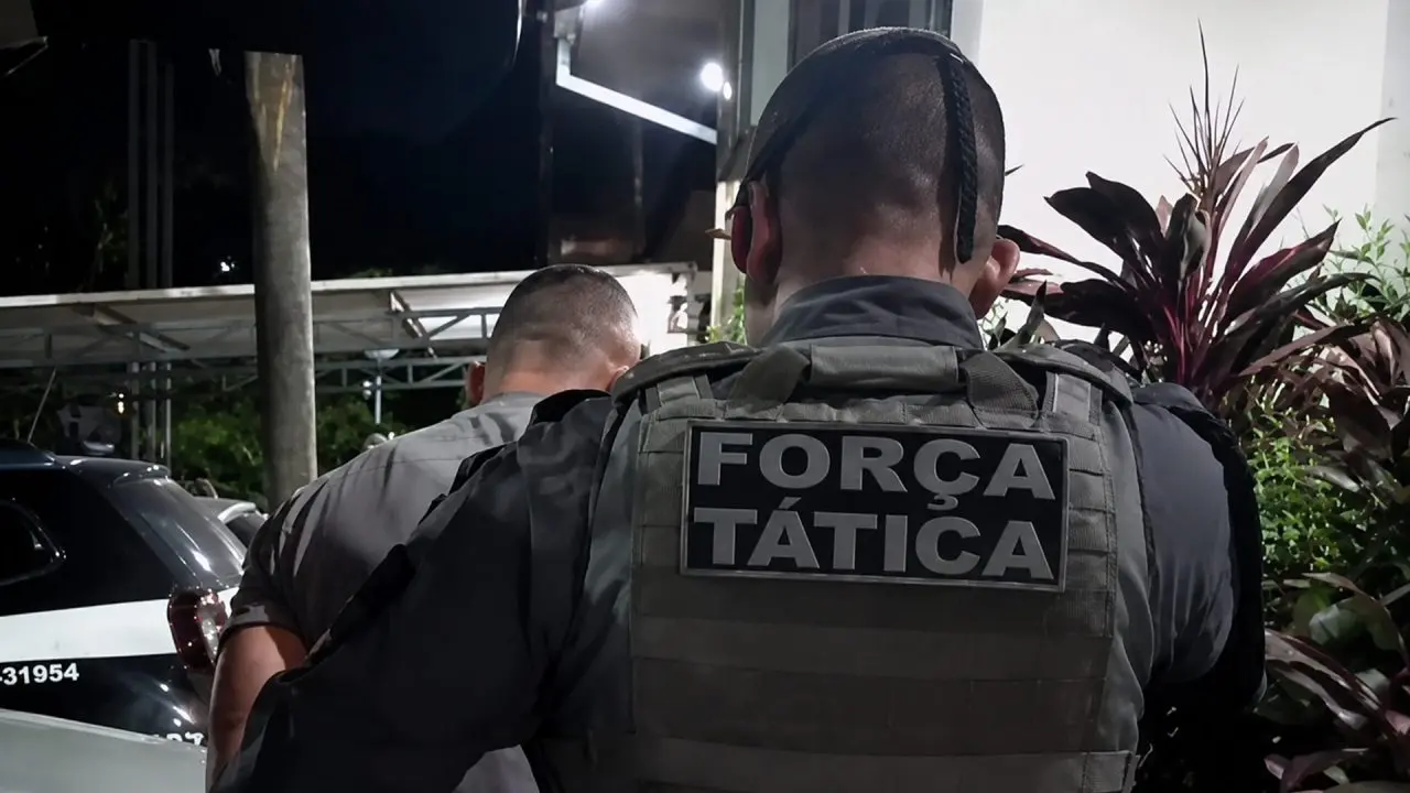 Moto com placa falsa leva à prisão de homem procurado por homicídio