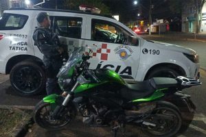 Moto furtada é encontrada em mata após abordagem a adolescente no Odécio Degan