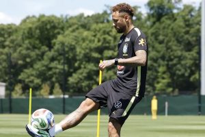 Neymar volta a treinar com a seleção a 2 dias do jogo contra o Haiti