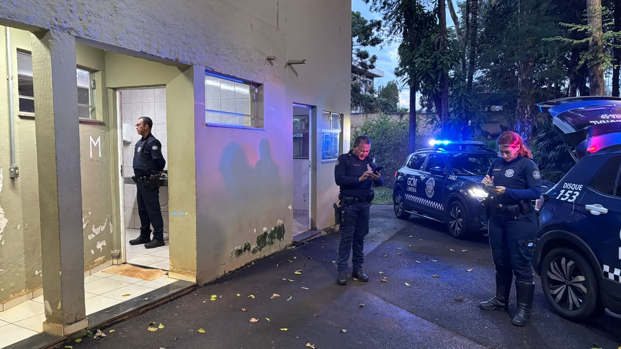 Outro banheirão idosos de 70 e 79 anos são flagrados fazendo sexo no Bosque Maria Thereza