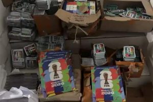 Polícia de SP apreende mais de 50 mil figurinhas e álbuns falsificados da Copa do Mundo
