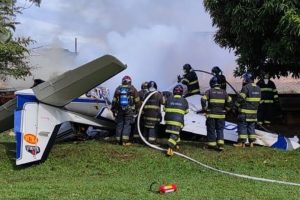 Queda de avião deixa dois mortos em Marília