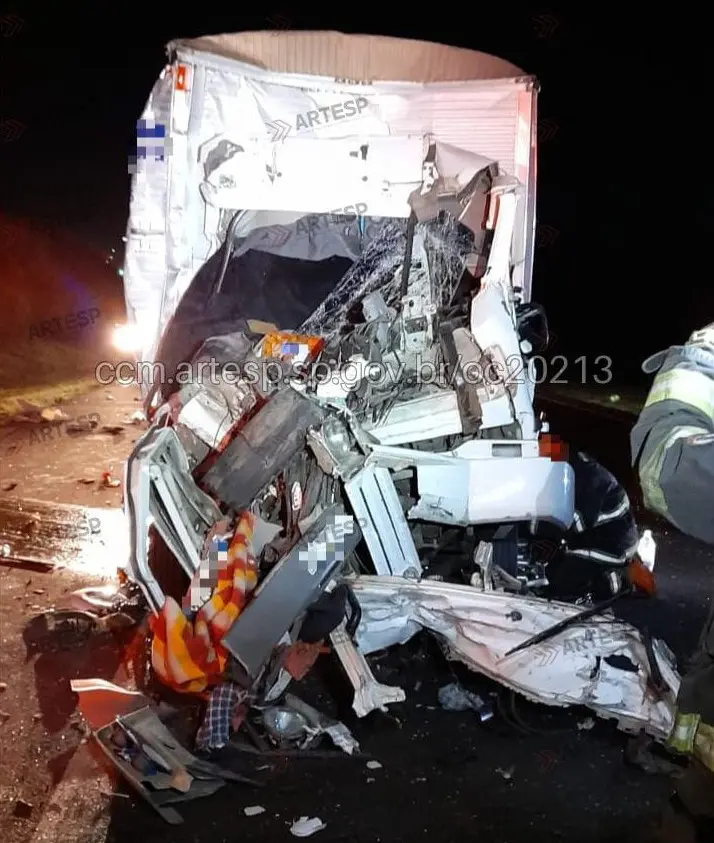 A cabine do caminhão-baú ficou destruída com o impacto