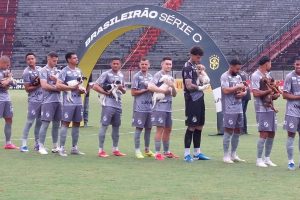 Atletas da Inter entram em campo com animais