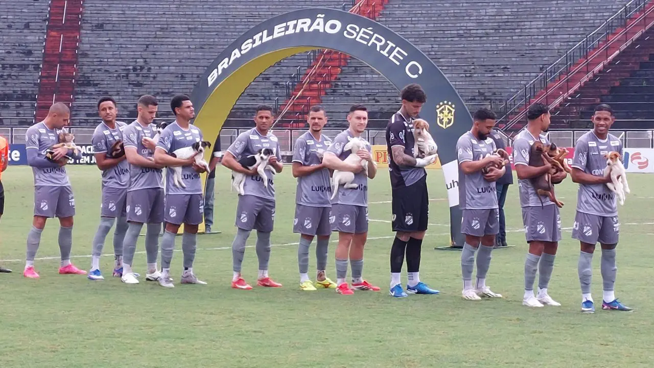 Atletas da Inter entram em campo com animais