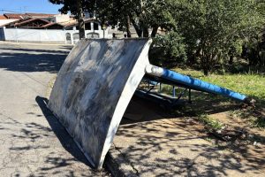 Cobertura de ponto de ônibus desaba e deixa mulher ferida no Pq. Hipólito, em Limeira