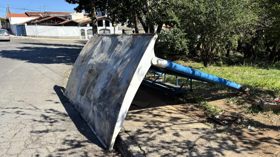 Cobertura de ponto de ônibus desaba e deixa mulher ferida no Pq. Hipólito, em Limeira