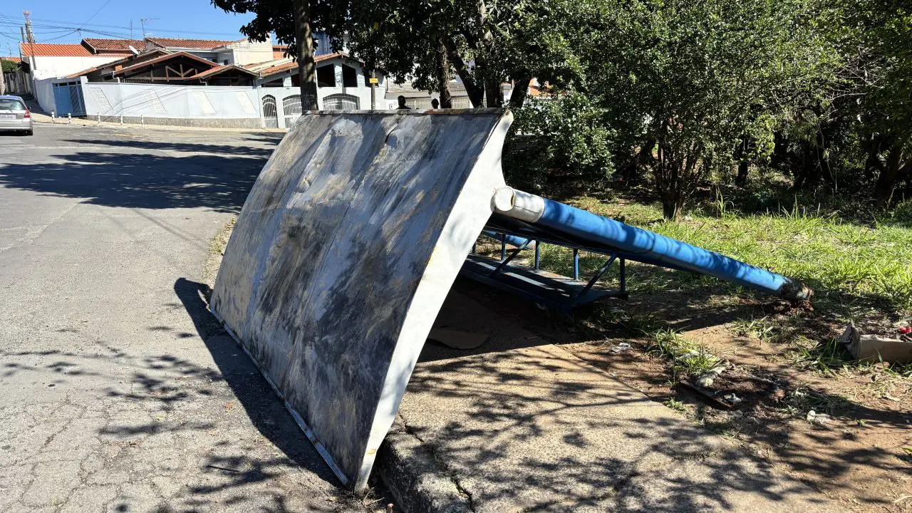 Cobertura de ponto de ônibus desaba e deixa mulher ferida no Pq. Hipólito, em Limeira