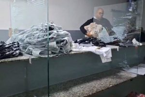 Detido motorista que não tinha CNH, com carro sem documento e cheio de mecadorias sem nota