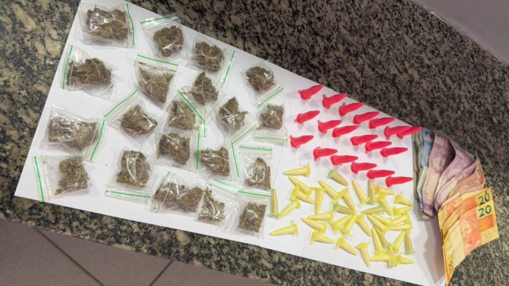 Drogas e dinheiro apreendidos com o indivíduo