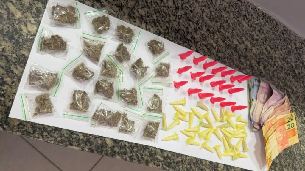 Drogas e dinheiro apreendidos com o indivíduo
