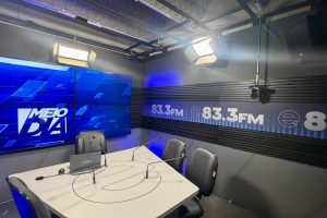 Educadora estreia transmissão em FM 83.3 e marca nova fase da radiodifusão no Brasil