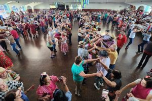 Festa Julina da Terceira Idade reúne quase mil participantes em Limeira