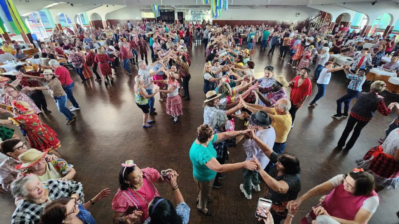 Festa Julina da Terceira Idade reúne quase mil participantes em Limeira