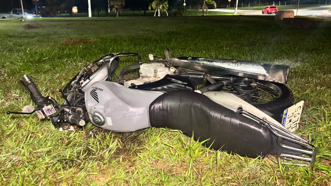 Homem morre após bater moto contra placa de sinalização no Anel Viário
