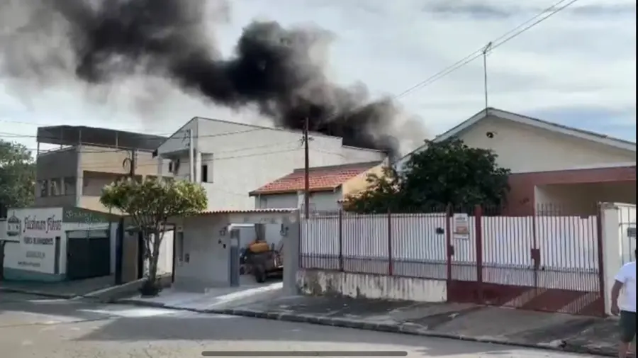 Incêndio em fábrica de brinquedos de Limeira mobiliza bombeiros
