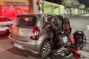 Moto fica presa em carro após acidente em cruzamento
