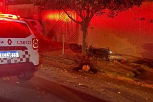 Motociclista bate em árvore após tentar fugir da PM no Jd. Campo Verde, em Limeira