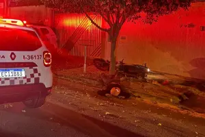 Motociclista bate em árvore após tentar fugir da PM no Jd. Campo Verde, em Limeira