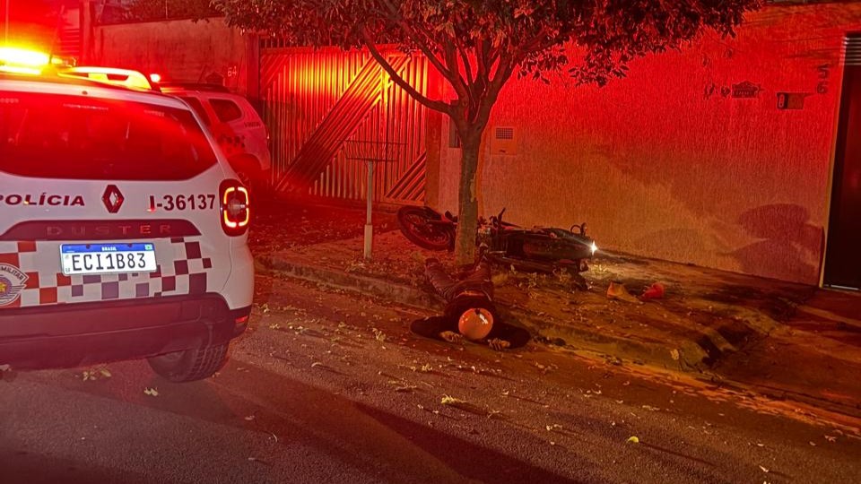 Motociclista bate em árvore após tentar fugir da PM no Jd. Campo Verde, em Limeira