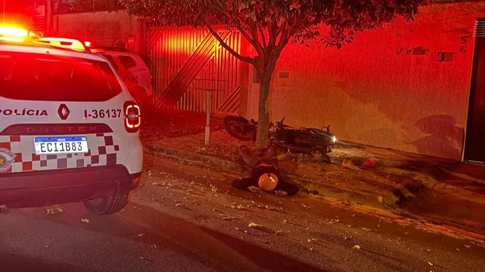 Motociclista bate em árvore após tentar fugir da PM no Jd. Campo Verde, em Limeira