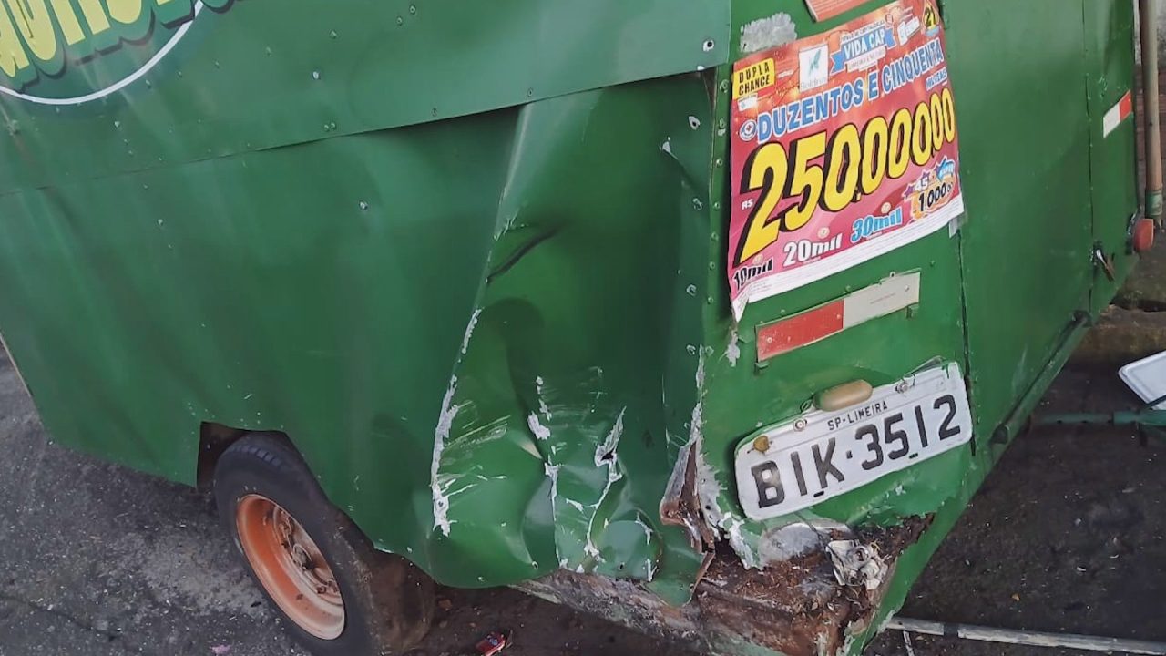 Motorista bate em trailer, foge e comerciante fica no prejuízo em Limeira