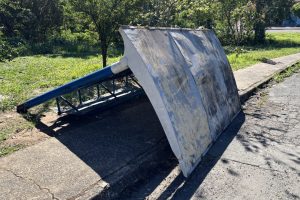 Mulher ferida após queda de cobertura de ponto de ônibus recebe atendimento em casa (2)