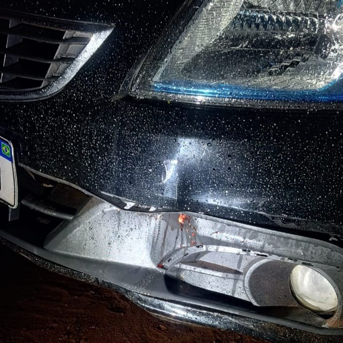 Parte frontal do carro que atingiu as vítimas