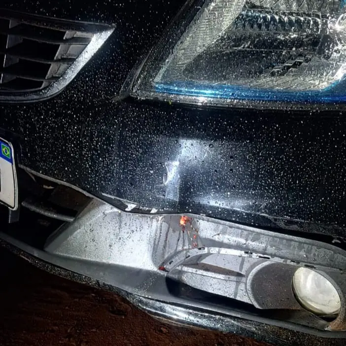 Parte frontal do carro que atingiu as vítimas
