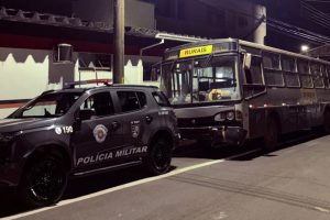 Tio e sobrinho são presos ao tentarem vender ônibus furtado em Limeira