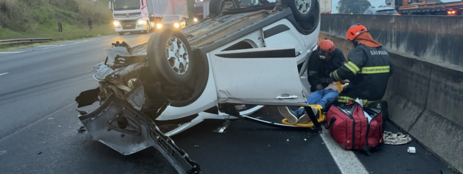 Acidente entre quatro veículos causa congestionamento na Anhanguera, em Limeira