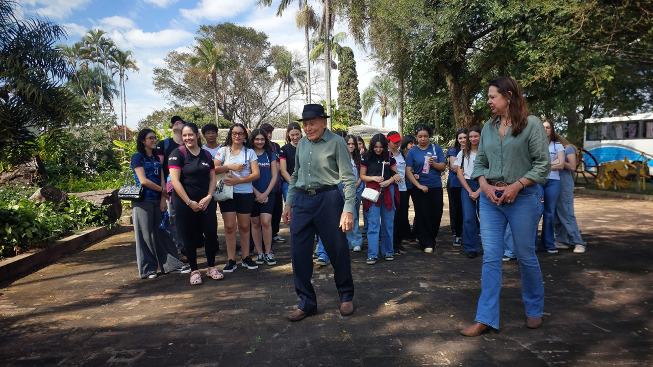 Alunos da ETEC Trajano visitam propriedades rurais de Limeira