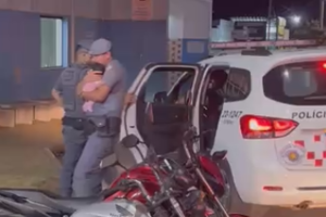 Bebê de 12 dias é salva por policiais após se engasgar com leite em Limeira