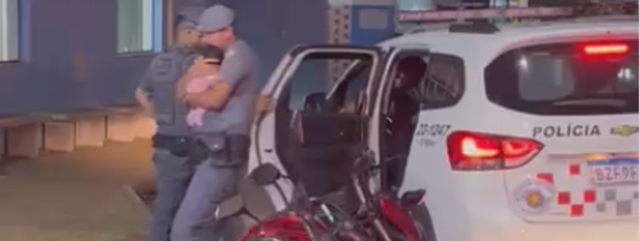 Bebê de 12 dias é salva por policiais após se engasgar com leite em Limeira