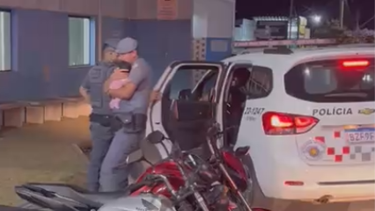 Bebê de 12 dias é salva por policiais após se engasgar com leite em Limeira