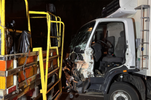 Caminhoneiro fica ferido após colisão traseira na alça da Anhanguera, em Limeira