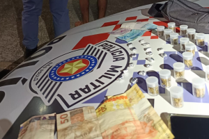 Homem é preso com drogas e dinheiro após denúncia de tráfico em Limeira