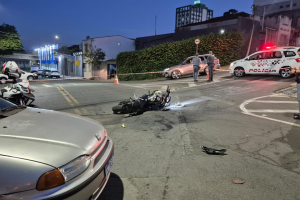 Jovem fica ferido após fugir da polícia e bater moto contra carro em Limeira