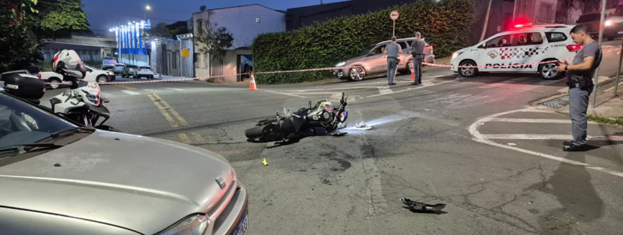 Jovem fica ferido após fugir da polícia e bater moto contra carro em Limeira