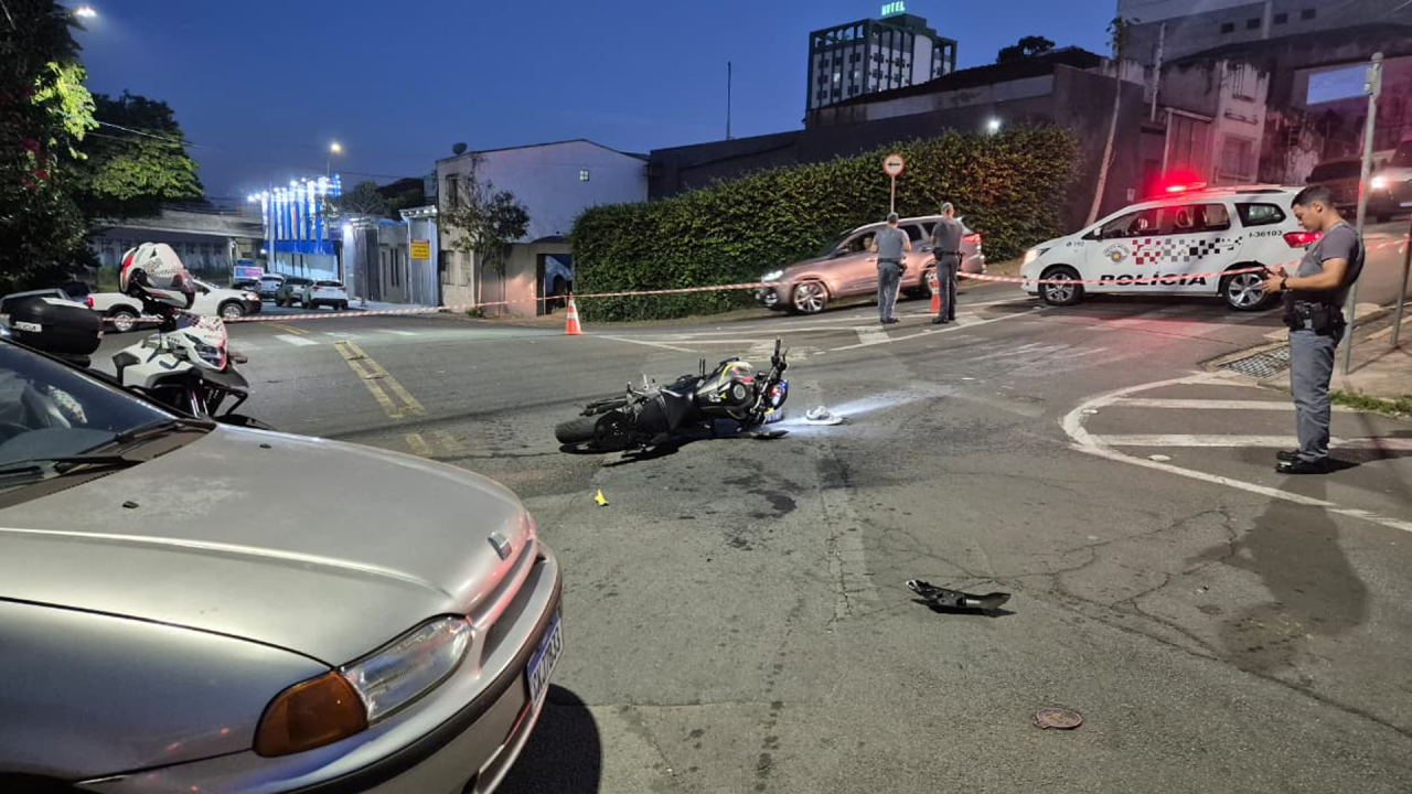Jovem fica ferido após fugir da polícia e bater moto contra carro em Limeira