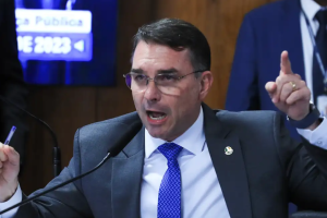 Missão pede investigação sobre filiação falsa de Flávio ao partido