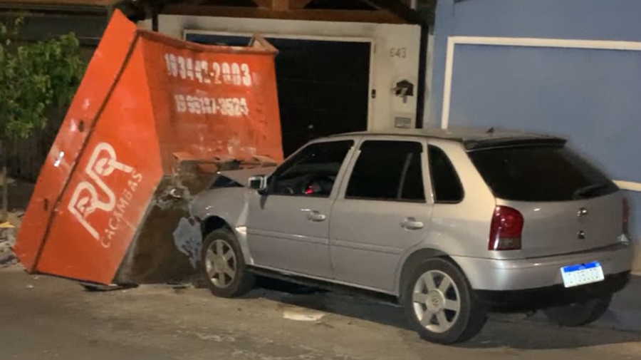 Motorista perde o freio e joga veículo contra caçamba em Limeira