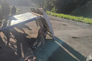 Mulher ferida após desabamento de ponto de ônibus