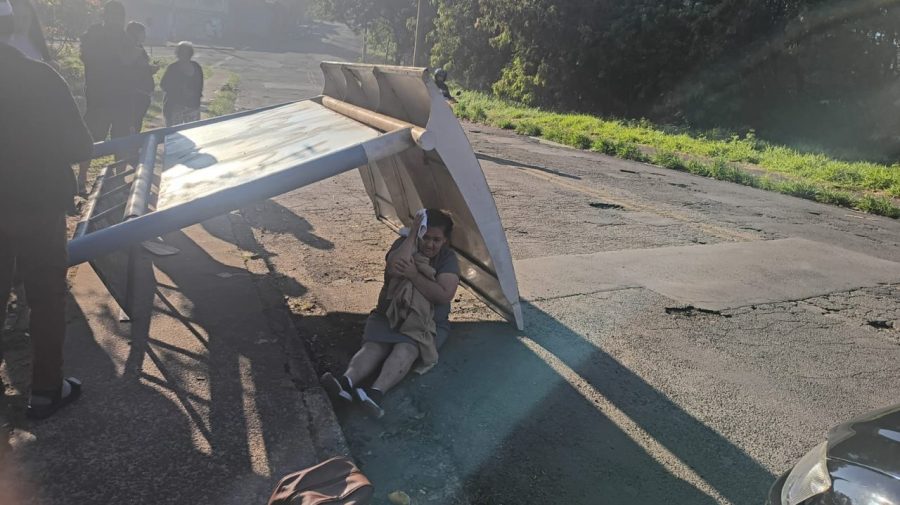 Mulher ferida após desabamento de ponto de ônibus