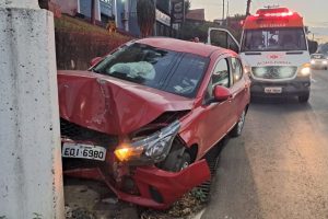 Veículo fica destruído ao atingir poste no Anel Viário, em Limeira