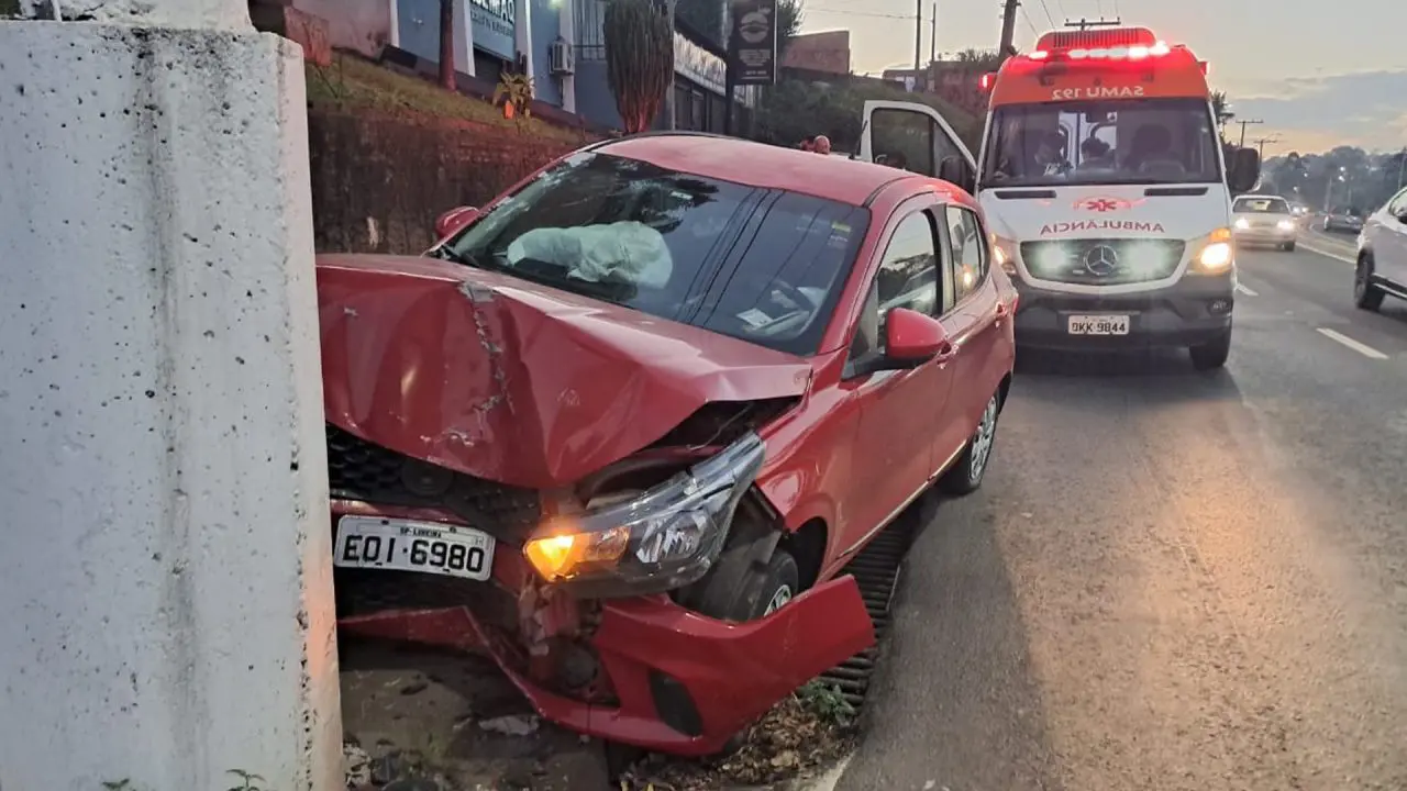 Veículo fica destruído ao atingir poste no Anel Viário, em Limeira