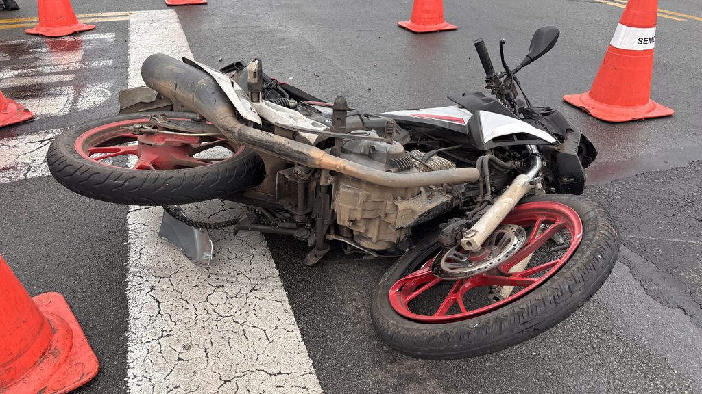 Acidente entre carro e moto é registrado na avenida Assis Brasil, em Limeira (2)