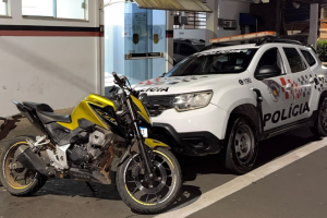 Adolescente é apreendido com moto furtada em mata de Limeira
